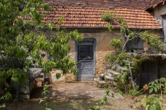 Vieille maison avec son lavoir